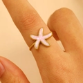 Anello con stella marina rosa, bordi dorati perlati e smalto rosa su fascia dorata - Stella Marina Rosa (S190)