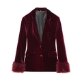 Dettaglio del blazer in velluto rosso scuro con lussuosi polsini in pelliccia sintetica - XS / Tops