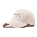 Detailaufnahme der Vumax 3D-Stickerei auf einer beigefarbenen Baseballkappe aus Canvas - Verstellbar / Ramax Beige