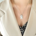Collana con ciondolo ritratto in argento con volto astratto inciso per donna - Color Acciaio