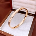 Dettaglio macro di un bracciale dorato con trama a nido d'ape in una scatola di legno - Stile Trama Circolare Oro / Oro