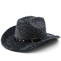 Chapeau de cowboy imprimé léopard avec bandeau en cuir noir et rivets métalliques sur fond blanc - M (56-58cm) / Imprimé Léopard Gris (02)