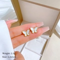 Primer plano de pendientes de mariposa dorados que muestra tamaño 1,2x1cm y peso 2,5g - Acero de titanio / Mariposa Dorada (T302)