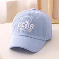 Detail der Bärenstickerei und Präzisionsnähte auf der hellblauen Baumwollkappe für Kinder - Blau (Bear)