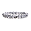Witte marmeren kralenarmband met Yin Yang-bedel voor koppels op een witte achtergrond - Hart Tai Chi Wit Howliet