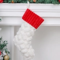 Weihnachtssocke mit rot-weißem Rautenmuster und weicher Kunstpelz-Textur für Feiertage - Rautenmuster / Weiß