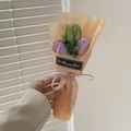 Seifenrosenstrauß mit drei violetten Blumen in oranger Verpackung und Schleife - Hellviolett