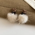 Dettaglio degli orecchini a forma di orsetto marrone con pompon in morbida pelliccia - Stile Orsetto Pompon Marrone