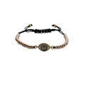 Verstellbares Evil Eye Armband mit dreifarbigen vergoldeten Perlen auf weißem Hintergrund - Gemischte farbige Perlenkette