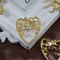 Broche de corazón vintage en oro mate con ángel cupido y perlas sobre fondo de satén - Estilo C-Corazón Ángel Perla