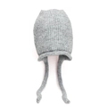 Dettaglio di un cappello grigio in misto lana con orecchie da gatto e laccetti lunghi - Grigio
