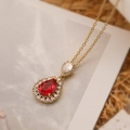 18K vergulde ketting met een rode zirkoon hanger en schitterende diamanten omlijsting - Rood