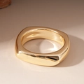 Detailansicht eines minimalistischen, quadratischen Rings mit goldener Hochglanzpolitur - Goldener Quadratischer Stil