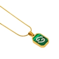 Collar signo Cáncer dorado con colgante de malaquita sobre un fondo blanco - Cáncer