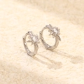 Elegante Creolen aus S925 Sterlingsilber mit funkelnden achtzackigen Sternenanhängern - 925er Silber / Weißgold