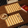 Set di due tovagliette in pelle a righe colorate con etichetta Happy su tavolo in legno - 1 Pezzo / Righe Arancione Giallo