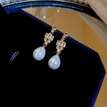 Dettaglio di orecchini placcati in oro 18 carati con zirconi e una perla a goccia - Silver Earring Post - Oro (Placcato oro 18K)