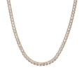 Elegante collana tennis placcata oro con zirconi a taglio quadrato su sfondo bianco - Collana Corta con Zirconi Quadrati di Lusso