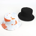 Dettaglio di cappelli alla pescatora tie-dye e neri con tesa rinforzata e cuciture - Tie-dye Blu Chiaro e Arancione (Reversibile)