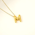 Collier en acier titane doré 18k avec un pendentif en forme de lettre M bulle 3D - Lettre M(S-P062-M)