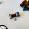 Dettaglio di un fermaglio per capelli a fiocco grigio trasparente con logo dorato - 3.3cm / Nero Trasparente