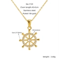 Détails des dimensions et du pendentif gouvernail en acier plaqué or 18K avec cristaux - Gouvernail