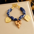 Bracciale in tessuto blu con ciondolo a cuore leopardato dorato e ciondoli con rilievo rosa - Stile Pendente Leopardo Cuore in Tessuto Paisley Blu (B1878)