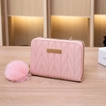 Portafoglio corto rosa da donna in finta pelle trapuntata con pompon e cerniera dorata - Rosa