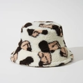 Dettaglio ravvicinato del cappello bucket in finta lana d'agnello con stampa leopardata - M (56-58cm) / Cane Arancione