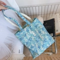 Stofftasche mit blauem Blumenmuster in einem Einkaufswagen für Freizeitaktivitäten - Ozeanblau Kleine Blumen