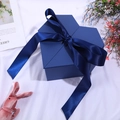 Elegante scatola regalo a forma di cuore blu scuro con un grande fiocco di seta e finitura opaca - Luci a Stringa (Lunghezza 1m) / Blu Zaffiro