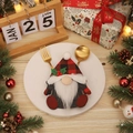 Porte-couverts gnome avec chapeau à carreaux rouges et fourchette dorée de Noël - Style Forestier