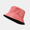 Dettaglio del cappello bucket in pelle PU rosa lucida con cuciture sul bordo - M (56-58cm) / Rosso Anguria