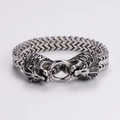 Dettaglio del bracciale con doppia testa di leone in argento vintage e trama metallica - 11mm / Color Acciaio