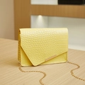 Petit sac à bandoulière jaune citron avec motif crocodile et chaîne dorée élégante - Jaune