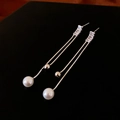 Dettaglio di orecchini a nappa lunga con cristalli lucenti e eleganti perle bianche - Perno in Argento - Orecchini con Nappa Perla Zircone Argento
