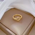 Verstellbarer goldener Herzring mit Zirkonia-Besatz auf einer eleganten Schmuckschatulle - Einstellbar Offen / Gold