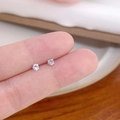 Orecchini a lobo minimalisti in argento con zirconi tondi mostrati per dimensione - Griffe Verticale n. 3 / Bianco