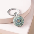 Dettaglio del portachiavi mandala in vetro blu e oro su supporto rosa - Stile 2