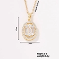 Détail du pendentif ovale doré avec zircons blancs et dimensions sur un fond blanc neutre - Style Couleur Or (N00464-4)