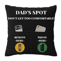 Dettaglio copricuscino nero in lino con tasche per telecomando e smartphone - Il posto di papà telecomando telefono (Nero)