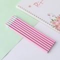 Set van 10 roze HB driehoekige potloden met roze gummen op minimalistische achtergrond - Roze / HB