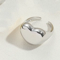 Detaillierte Makroaufnahme eines eleganten silbernen Herzrings mit verstellbarem Design - Herz / Silber