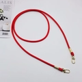 Dettaglio della tracolla in pelle PU rossa con moschettoni in metallo dorato lucido - Rosso + Gancio Dorato
