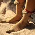 Gestrickte Haifischsocken mit bunten orange-blauen Streifen und 3D-Flossen-Design - Chamäleon-Standard