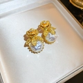 Nahaufnahme von Gold-Rosenohrringen mit Kristall und weißer Perle in beiger Schmuckbox - Rosenblüte Perle Unregelmäßige Stecker (25)