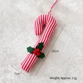 Sucre d'orge en tissu à rayures rouges et blanches avec feuilles de houx vertes - Style à Grain Vertical