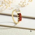 Goldener offener Ring mit weißen quadratischen und roten rechteckigen Zirkonsteinen - Einstellbar Offen / Rot-Weiße Stein-Stil (RG0628-A)