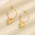 Boucles d'oreilles créoles cœur dorées avec fini poli sur fond texturé élégant - Doré
