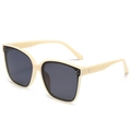 Trendige cremefarbene rechteckige Sonnenbrille mit grauen Gläsern und Metalldetails - Rahmen in Off-White Graue Linse